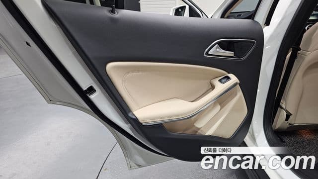 Mercedes-Benz GLA-Class 2018 — Şəkil 20/30