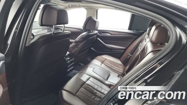 BMW 5 Series 2018 — Фото 19/20