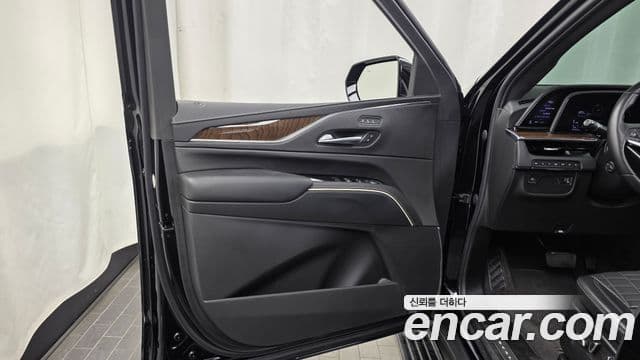 Cadillac Escalade 2023 — Photo 31/38