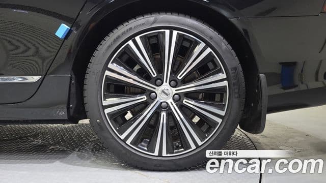 Volvo S90 2023 — Photo 17/36