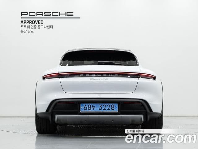 Porsche Taycan 2023 — Photo 17/19