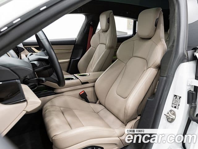 Porsche Taycan 2023 — Photo 16/19