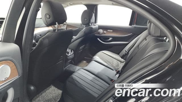 Mercedes-Benz E-Class 2019 — Фото 11/20