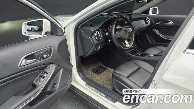 Mercedes-Benz GLA-Class 2018 — Şəkil 10/20