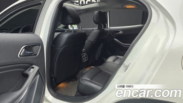 Mercedes-Benz GLA-Class 2018 — Şəkil 11/20