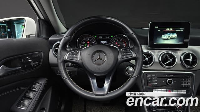 Mercedes-Benz GLA-Class 2018 — Şəkil 12/20
