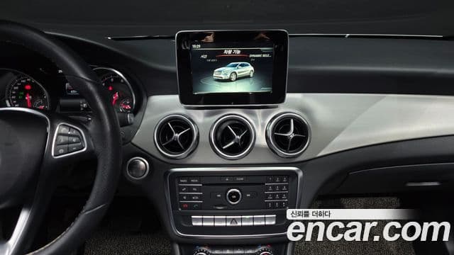 Mercedes-Benz GLA-Class 2018 — Şəkil 13/20