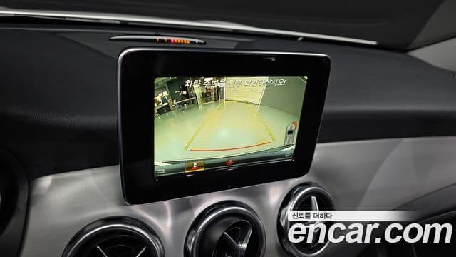 Mercedes-Benz GLA-Class 2018 — Şəkil 14/20