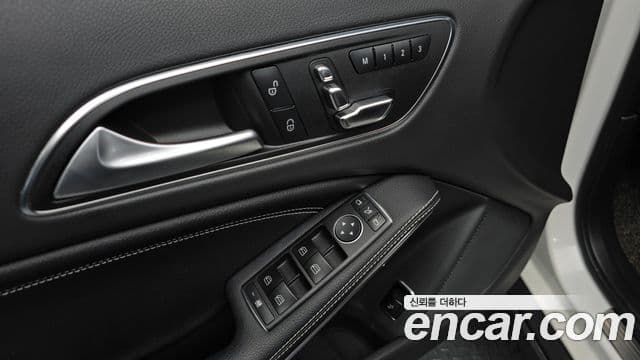 Mercedes-Benz GLA-Class 2018 — Şəkil 15/20