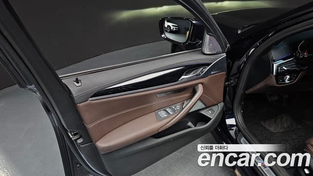BMW 5 Series 2021 — Şəkil 21/31