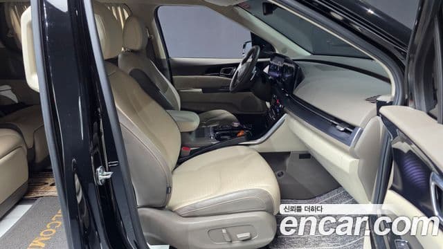 Kia Carnival 2023 — фото 11 из 20