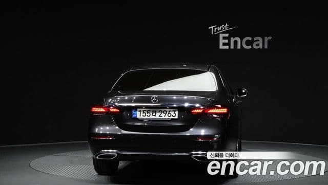 Mercedes-Benz E-Class 2022 — ფოტო 4/20