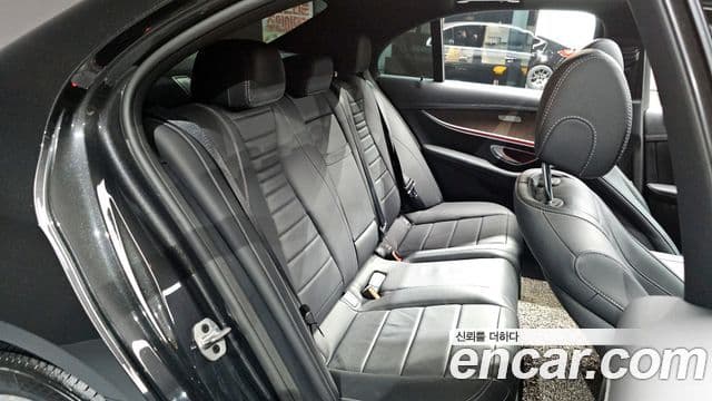 Mercedes-Benz E-Class 2022 — ფოტო 11/20