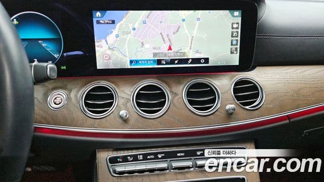 Mercedes-Benz E-Class 2022 — ფოტო 16/20
