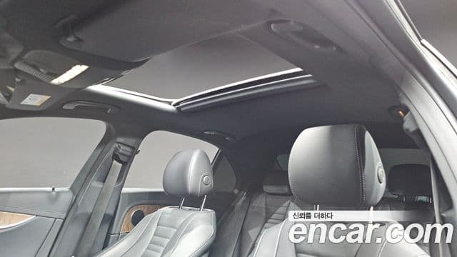Mercedes-Benz E-Class 2022 — ფოტო 18/20