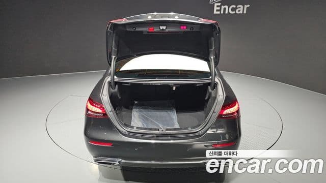 Mercedes-Benz E-Class 2022 — ფოტო 20/20