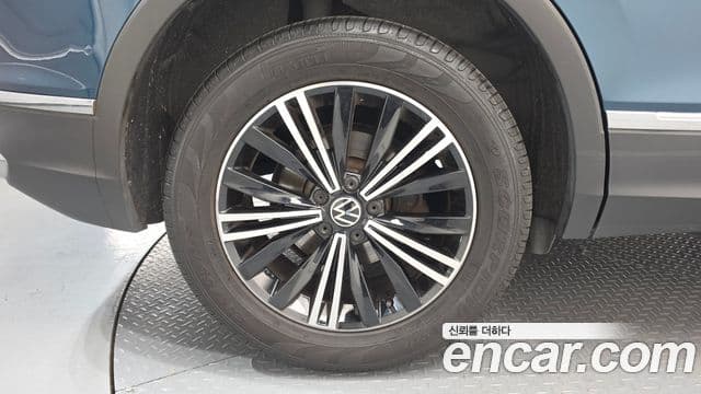 Volkswagen Tiguan 2021 — ფოტო 5/20