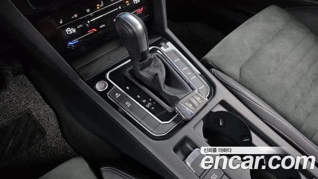 Volkswagen Passat GT 2022 — Şəkil 9/20
