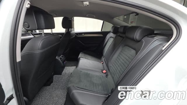Volkswagen Passat GT 2022 — Şəkil 12/20