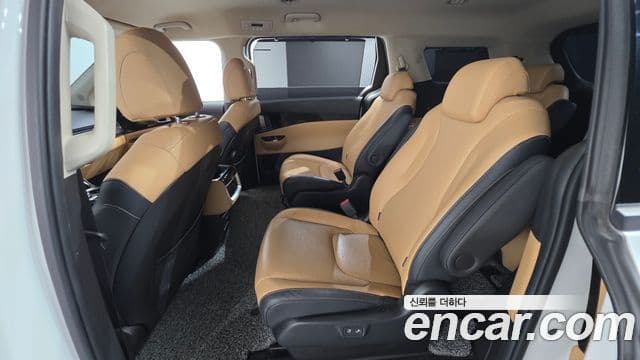 Kia Carnival 2021 — ფოტო 17/20