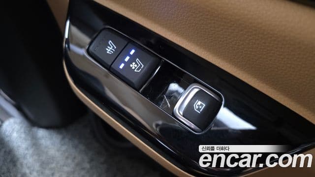 Kia Carnival 2021 — ფოტო 18/20