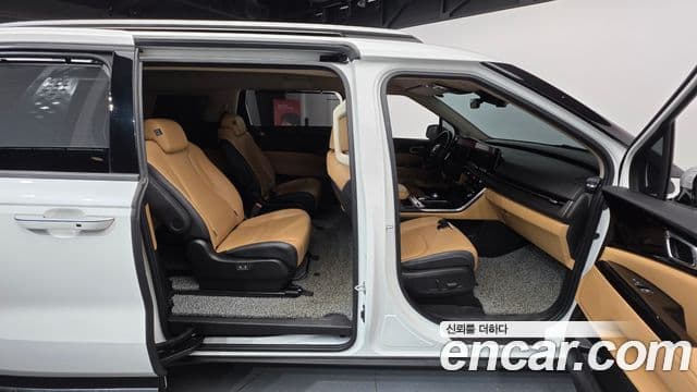 Kia Carnival 2021 — ფოტო 19/20