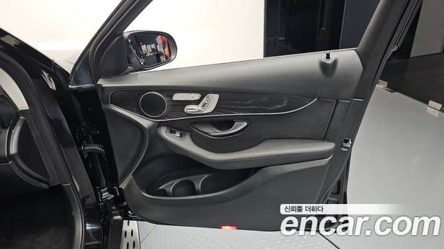 Mercedes-Benz GLC-Class 2019 — Photo 10/35