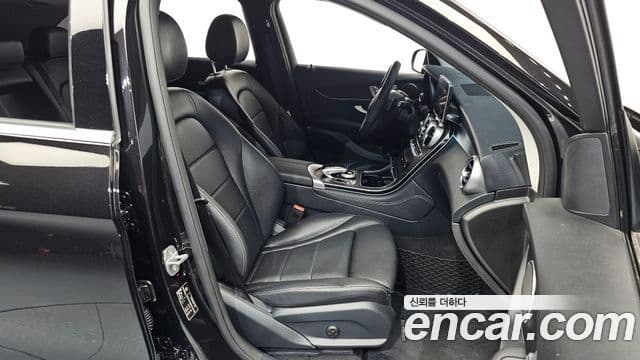 Mercedes-Benz GLC-Class 2019 — Photo 11/35