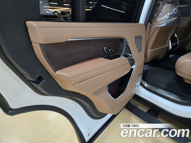 Land Rover Range Rover 2023 — ფოტო 14/20