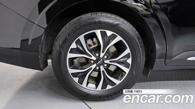 Kia Carnival 2023 — ფოტო 5/20