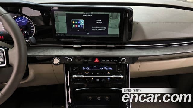 Kia Carnival 2023 — ფოტო 13/20