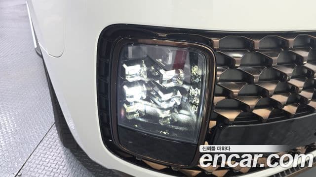 Hyundai Staria 2023 — Photo 5/36