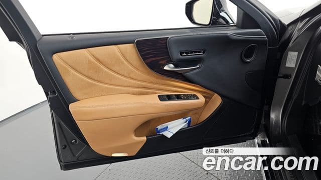 Lexus LS500 2022 — Photo 12/38