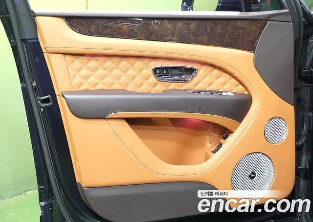 Bentley Bentayga 2021 — ფოტო 12/20