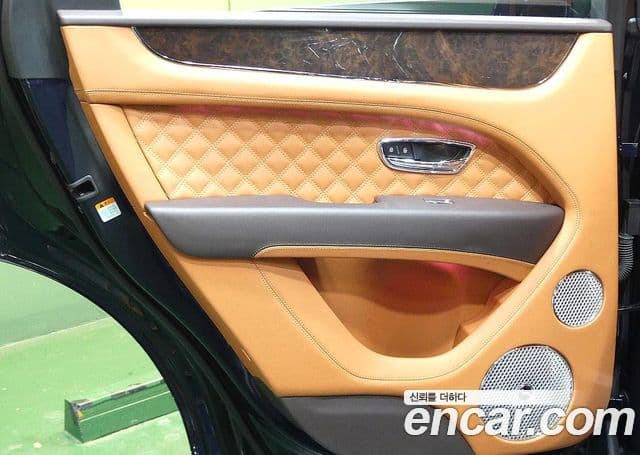 Bentley Bentayga 2021 — ფოტო 14/20