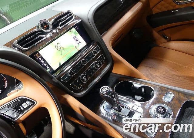 Bentley Bentayga 2021 — ფოტო 18/20
