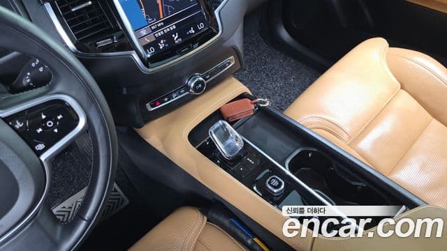 Volvo XC90 2022 — ფოტო 9/20
