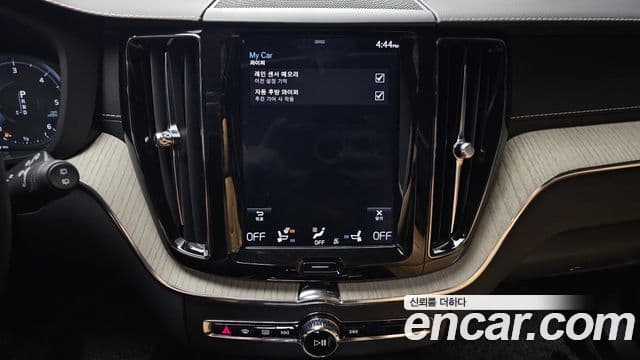 Volvo XC60 2018 — Şəkil 14/20