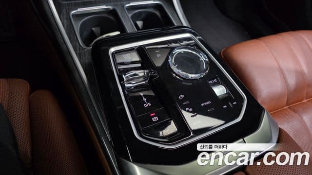 BMW 7 Series 2024 — ფოტო 8/20