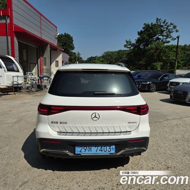 Mercedes-Benz EQB 2024 — ფოტო 17/20