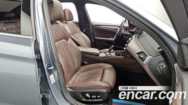 BMW 5 Series 2018 — ფოტო 12/20