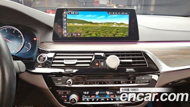 BMW 5 Series 2018 — ფოტო 16/20