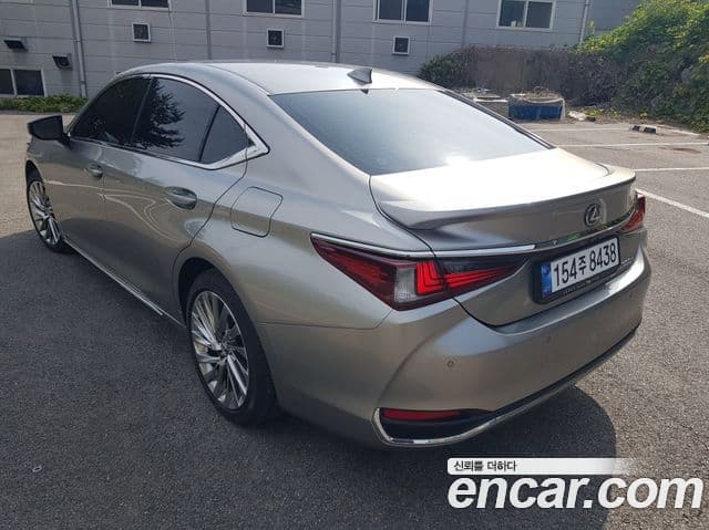 Lexus ES300h 2025 — ფოტო 13/20