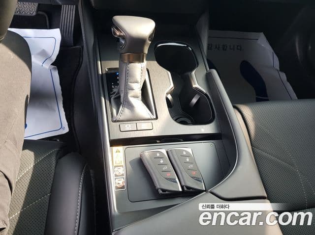 Lexus ES300h 2025 — ფოტო 19/20