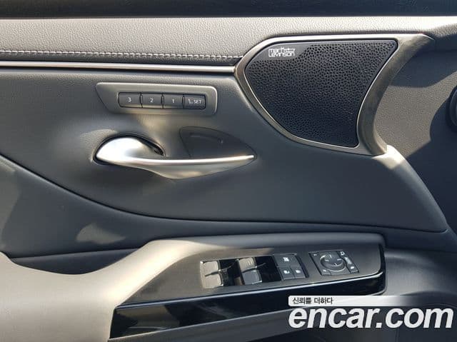 Lexus ES300h 2025 — ფოტო 17/20