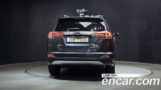 Toyota RAV4 2018 — ფოტო 4/20