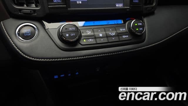 Toyota RAV4 2018 — ფოტო 17/20