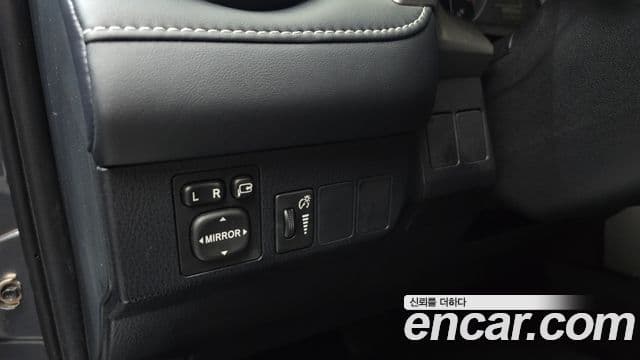 Toyota RAV4 2018 — ფოტო 18/20