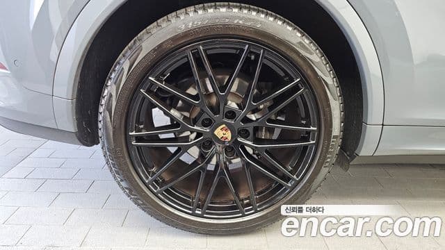Porsche Cayenne 2023 — Photo 2/32