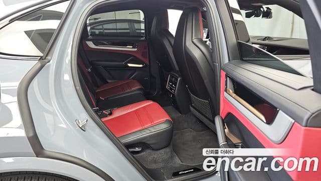 Porsche Cayenne 2023 — Photo 19/32